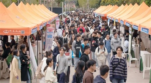 职引未来!福州工商学院2025秋招“直播+AI”双驱动解锁就业新路径